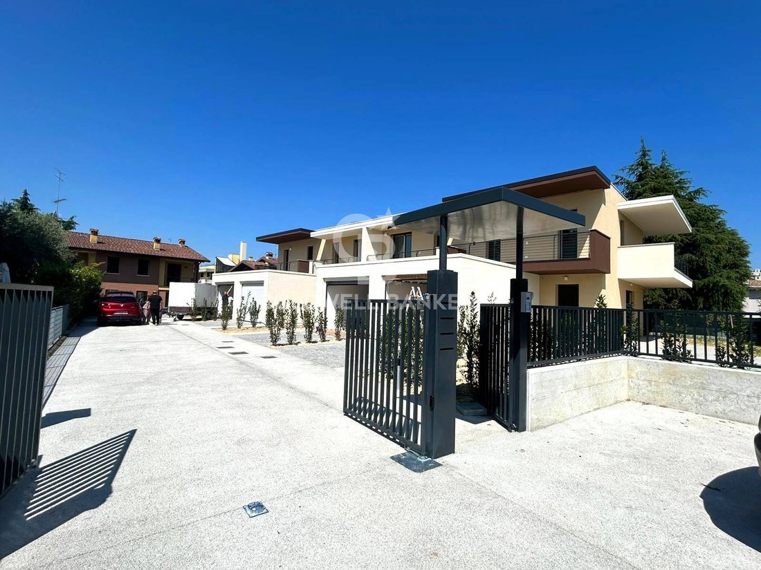 Villa in Rivoltella, Desenzano del Garda, Lombardy 4 - 17955253