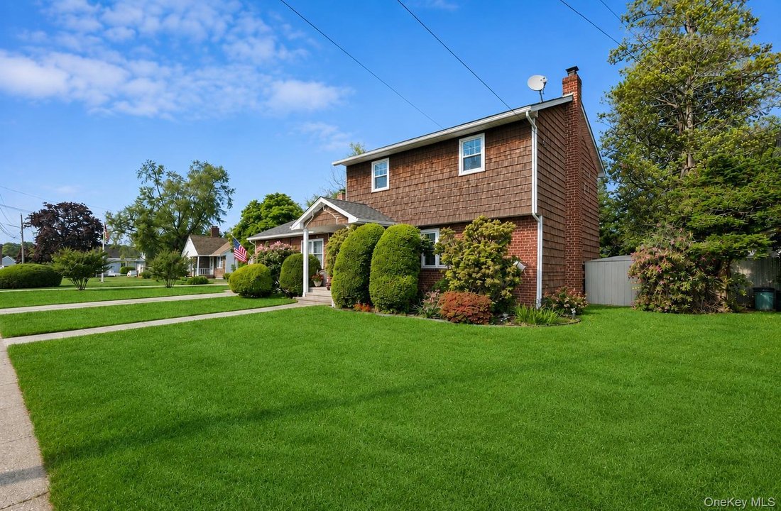 House in Copiague, New York, United States 1 - 18119958