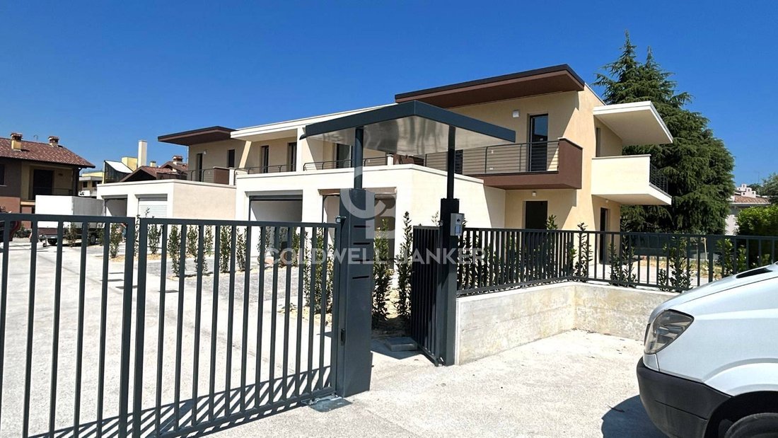 Villa in Rivoltella, Desenzano del Garda, Lombardy 2 - 17955253