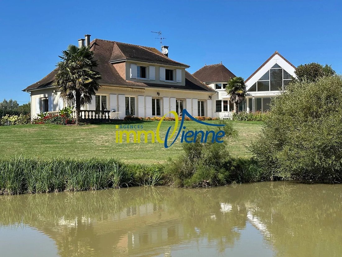 Estate in Nieuil-l'Espoir, Nouvelle-Aquitaine, France 4 - 18119787
