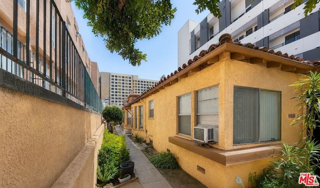 Los Angeles, California, United States 4 - 18122639