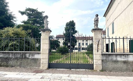 Villa a Centro, Verona, Veneto 1