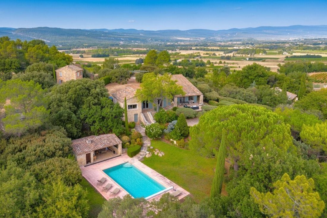 Estate in Gordes, Provence-Alpes-Côte d'Azur, France 1 - 16255786