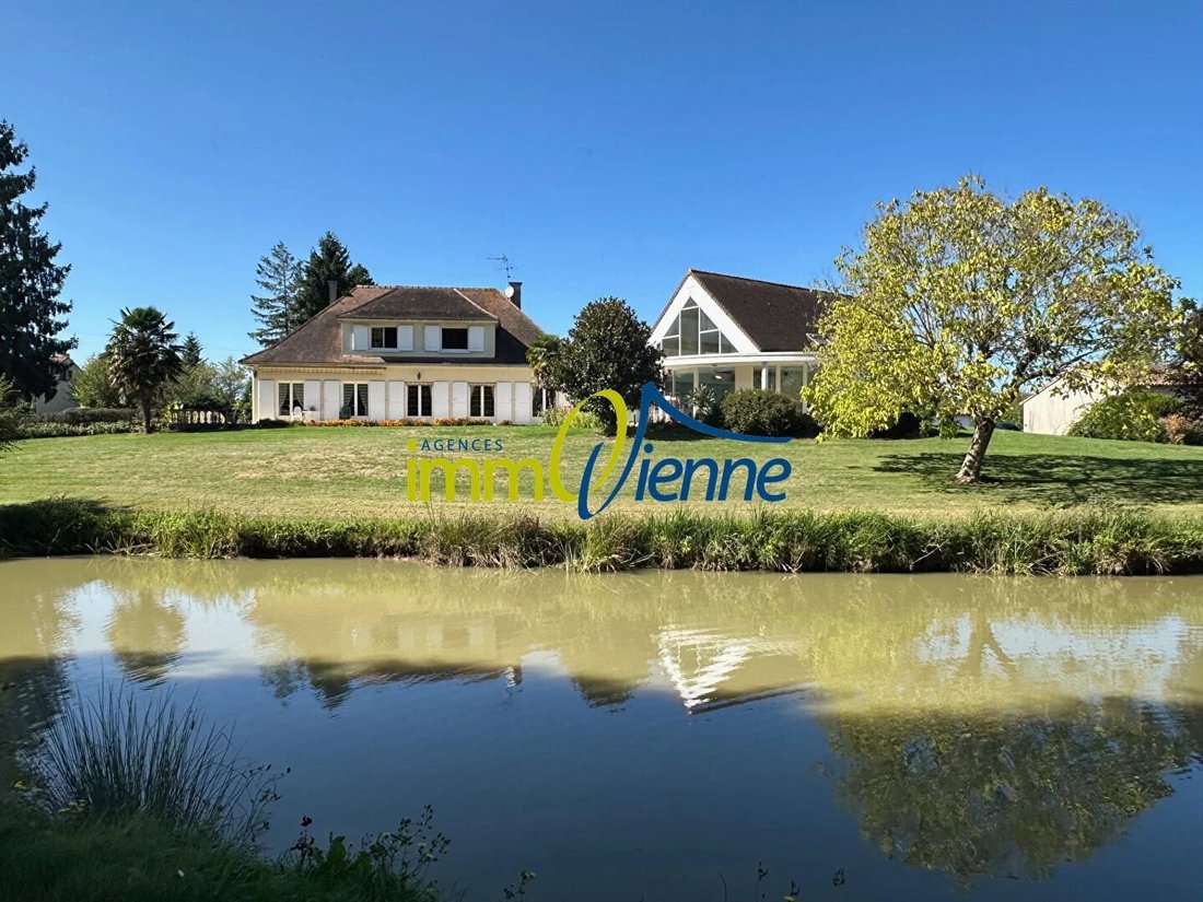 Estate in Nieuil-l'Espoir, Nouvelle-Aquitaine, France 1 - 18119787
