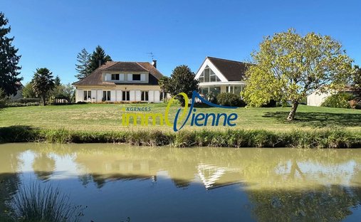Estate in Nieuil-l'Espoir, Nouvelle-Aquitaine, France 1