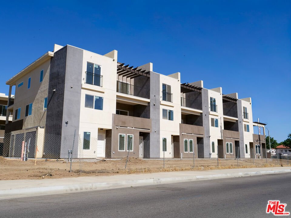 Palmdale, California, United States 2 - 18122632