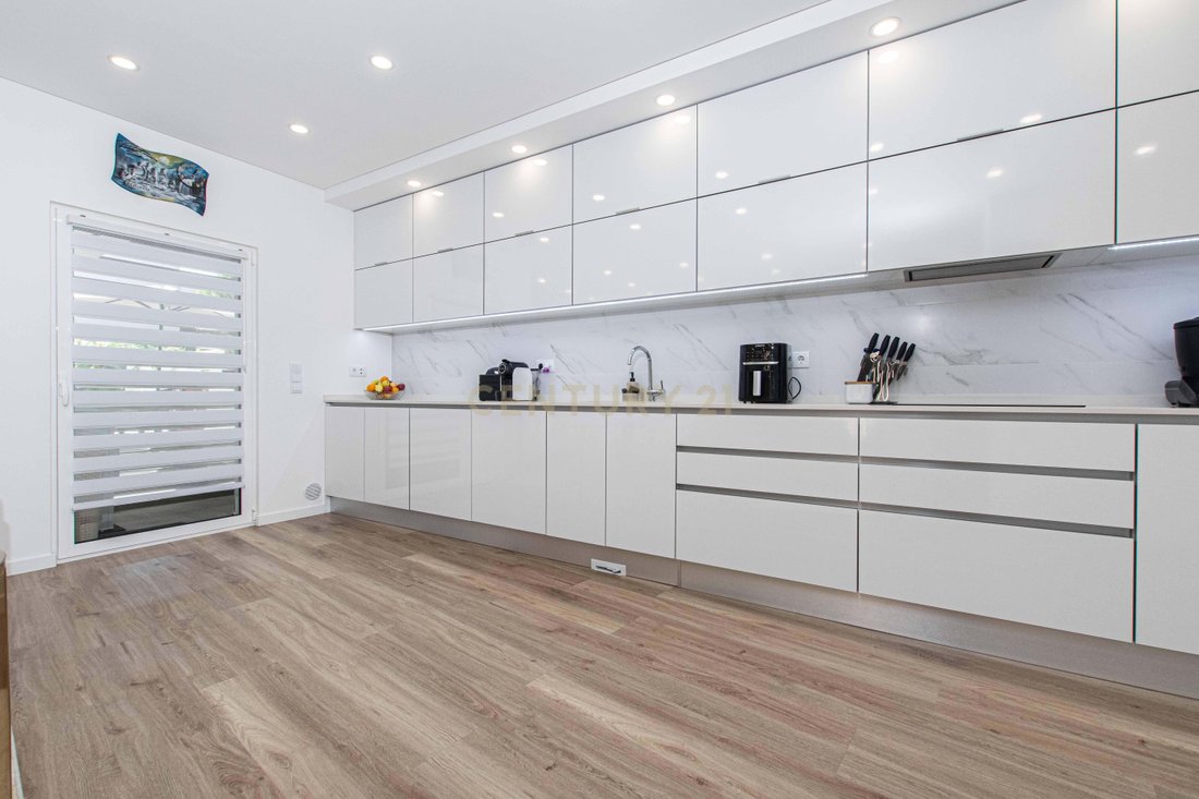 Apartment in Povoa de Santa Iria e Forte da Casa, Lisbon, Portugal 5 - 18123524