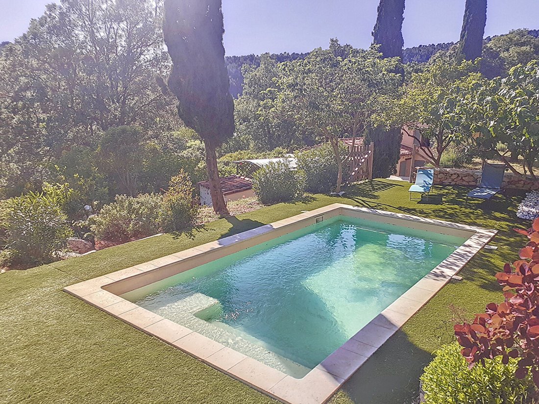 Villa in La Roquebrussanne, Provence-Alpes-Côte d'Azur, France 1 - 18124031