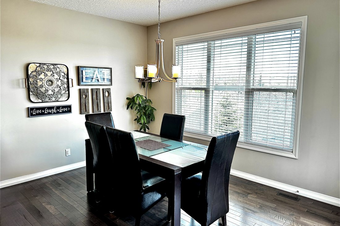 House in Calgary, Alberta, Canada 5 - 18121196