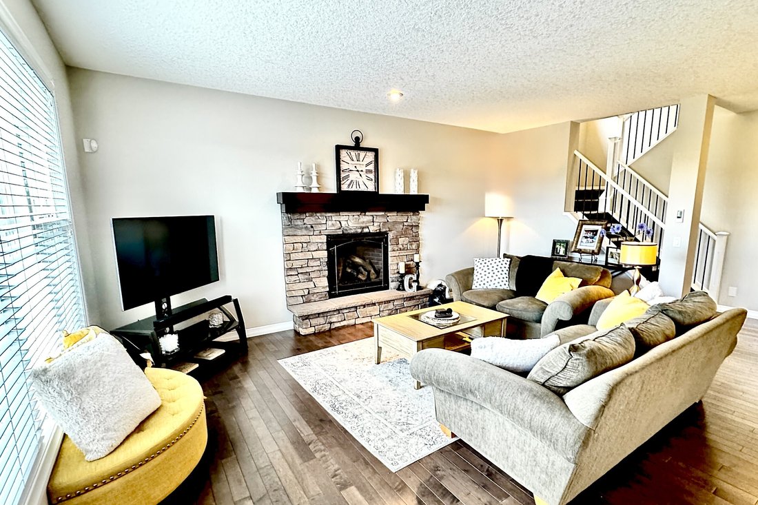 House in Calgary, Alberta, Canada 3 - 18121196