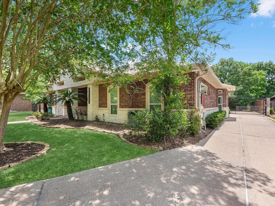 House in Friendswood, Texas, United States 2 - 18122581