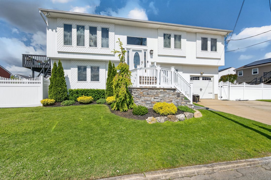 House in Seaford, New York, United States 1 - 18120462