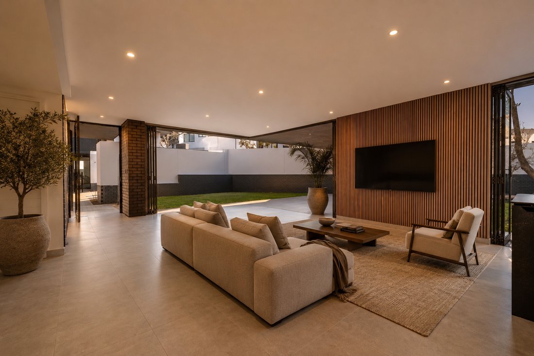 Country House in Illovo, Chislehurston, Gauteng 3 - 17728596