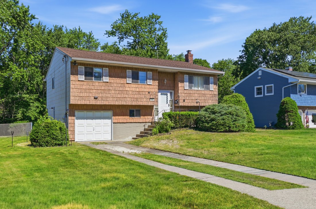 House in West Islip, New York, United States 1 - 18121082