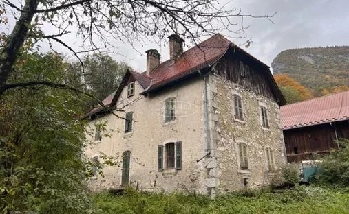 Estate in Magland, Auvergne-Rhône-Alpes, France 1