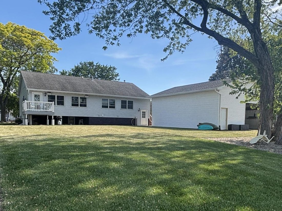 Oshkosh, Wisconsin, United States 5 - 18118907