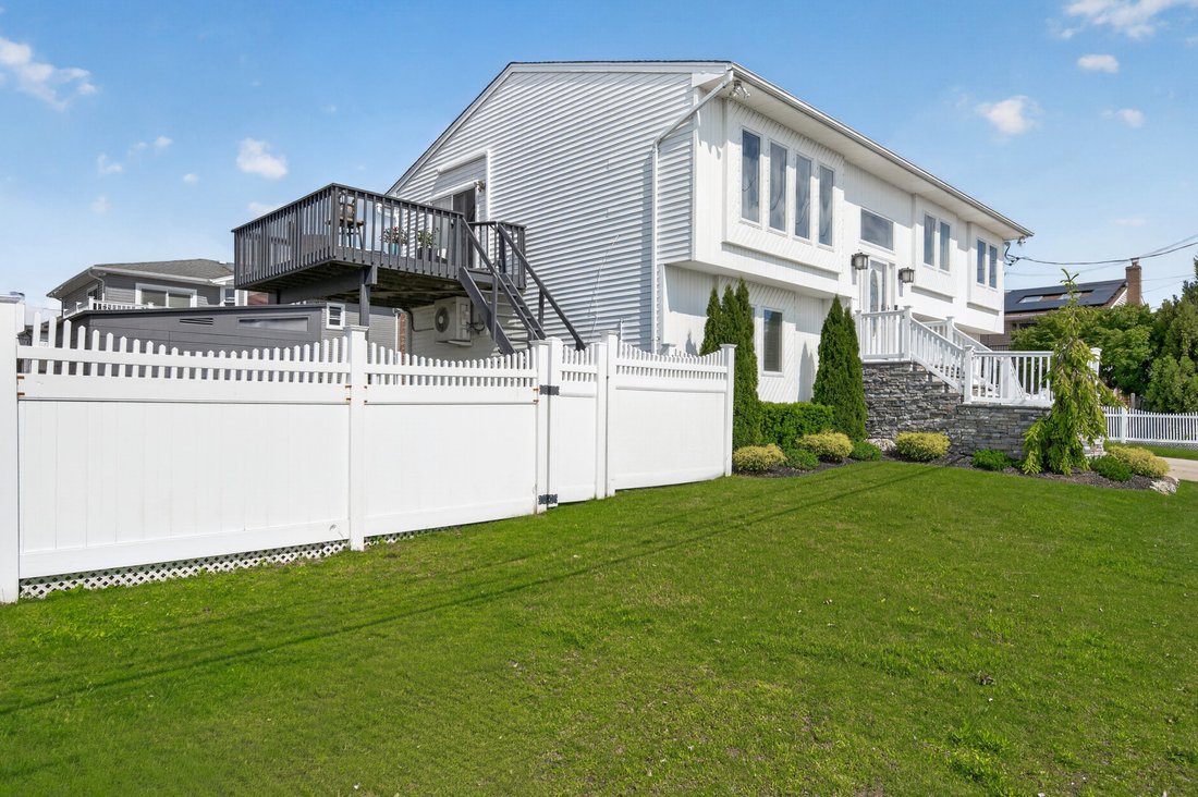 House in Seaford, New York, United States 2 - 18120462