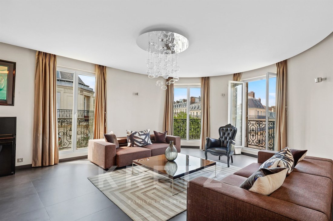 Apartment in Elysées-Madeleine, Paris 8e Arrondissement, Paris 2 - 18123577