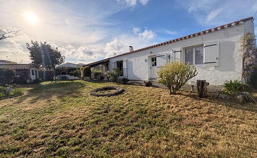 Villa in Sud Est, Ile d'Yeu, France 1