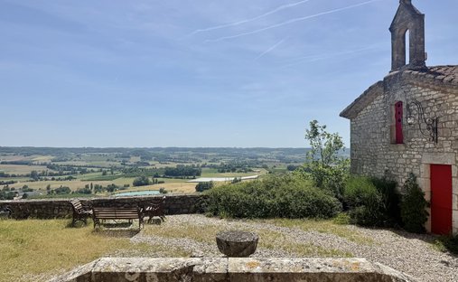 Castle in Penne-d'Agenais, Nouvelle-Aquitaine, France 1