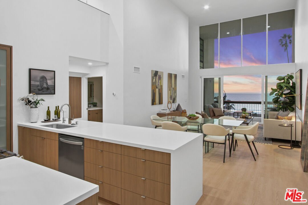 Santa Monica, California, United States 5 - 18119927