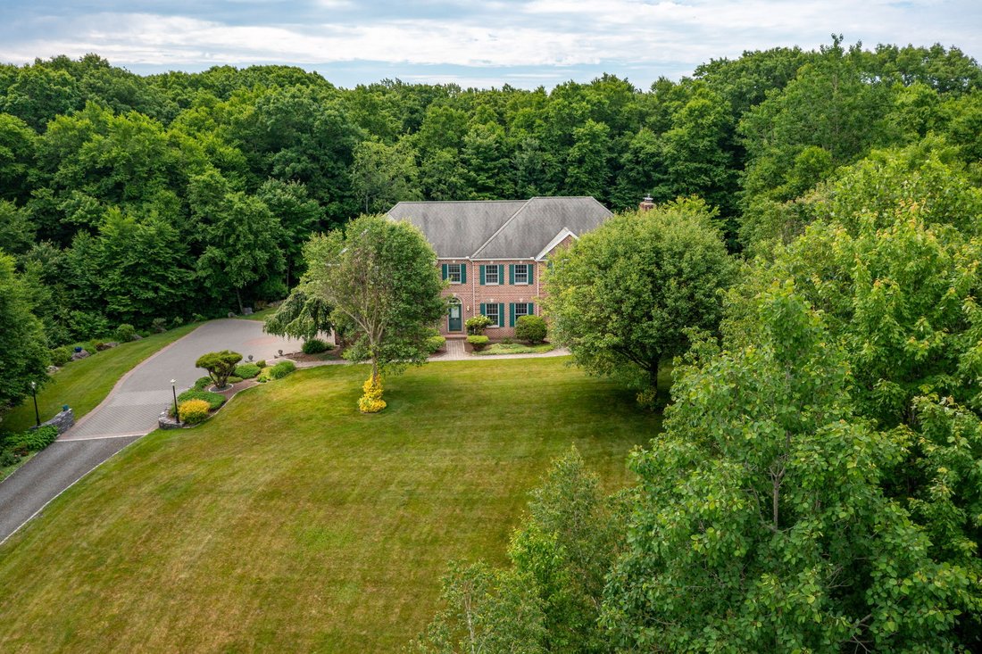 House in Watertown, Connecticut, United States 3 - 18120486