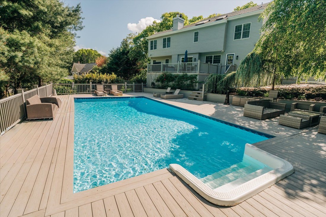 Hampton Bays, New York, United States 1 - 17917990
