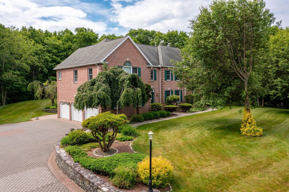 House in Watertown, Connecticut, United States 4 - 18120486