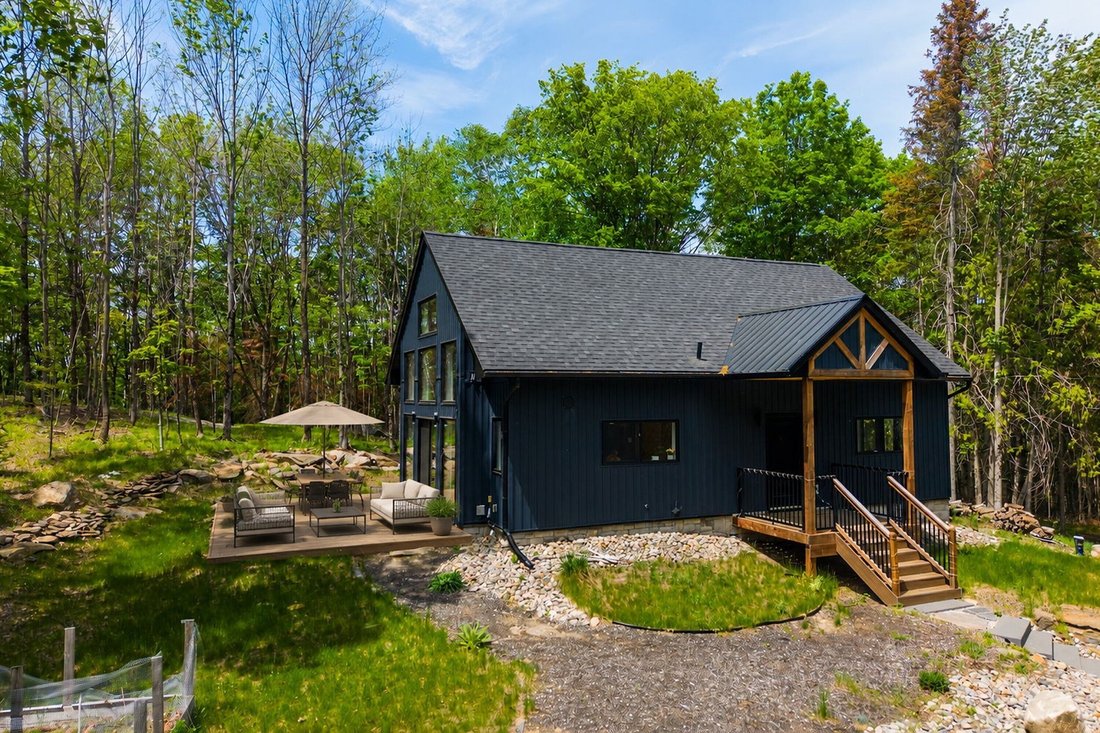 House in Eagle Lake, Ontario, Canada 2 - 18121192