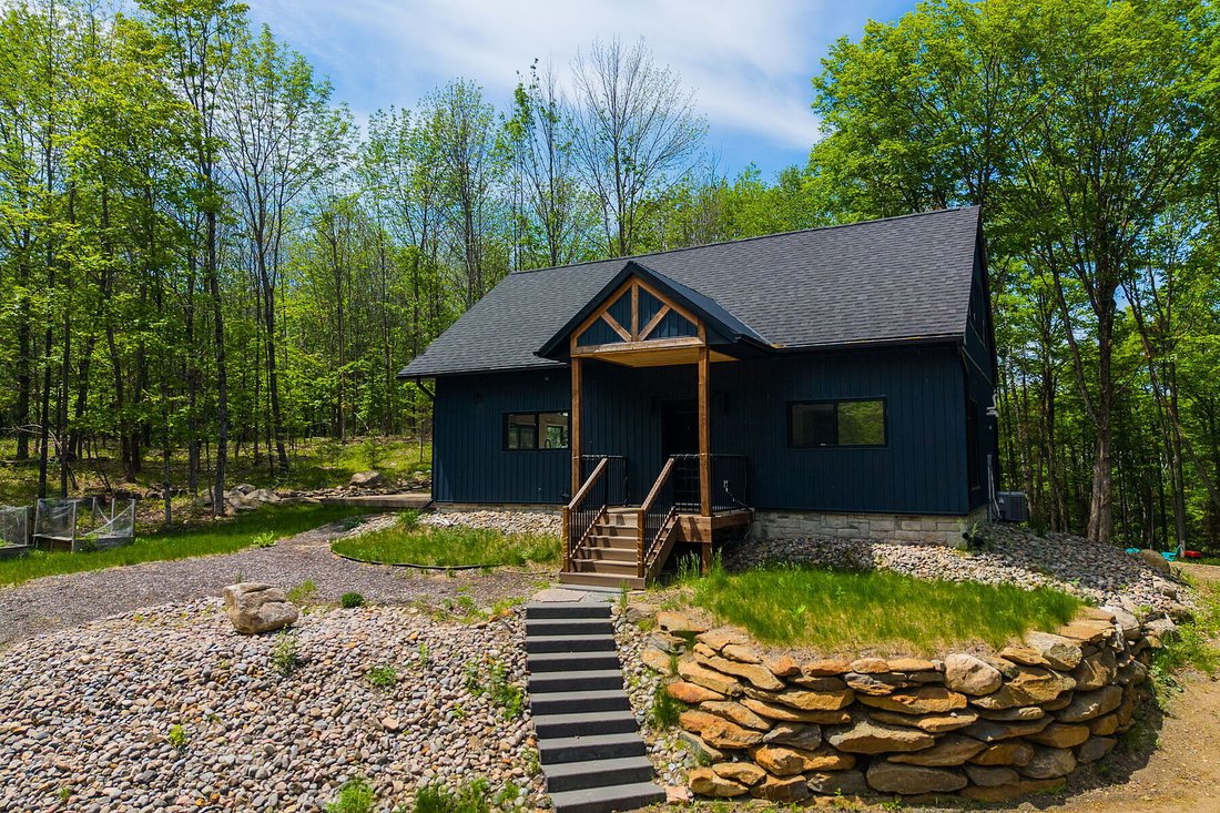 House in Eagle Lake, Ontario, Canada 3 - 18121192