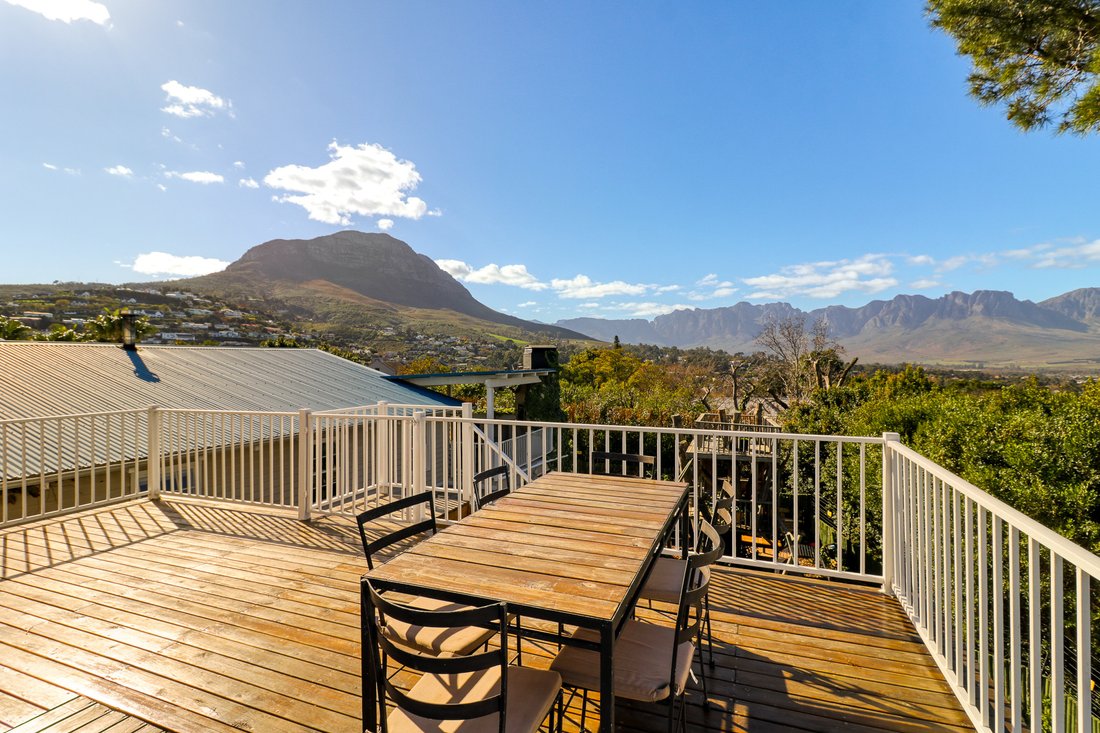 House in Greenway Rise, Helderberg, Cape Town 2 - 18120662