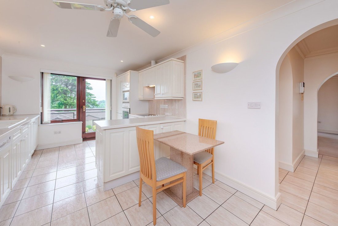 Apartment in Caterham, South Godstone, England 3 - 18124719