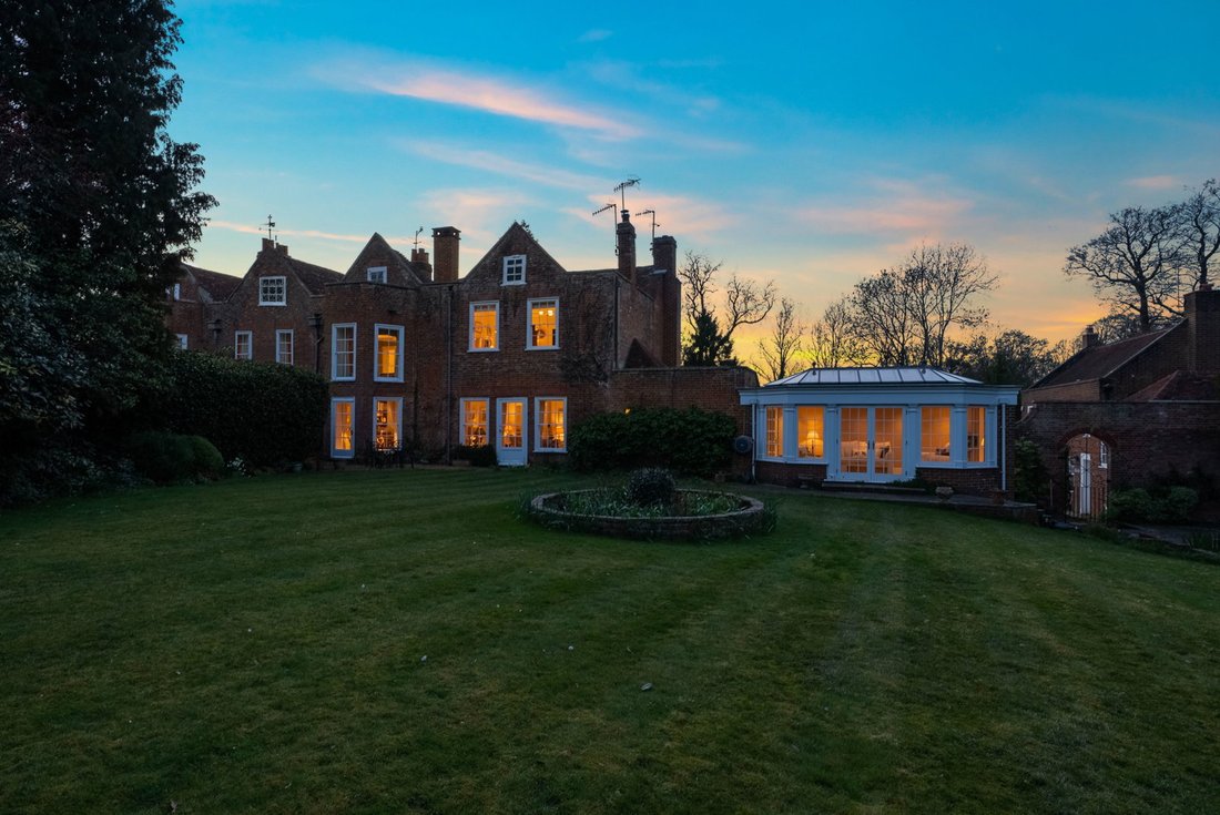House in Bletchingley, England 1 - 18124839
