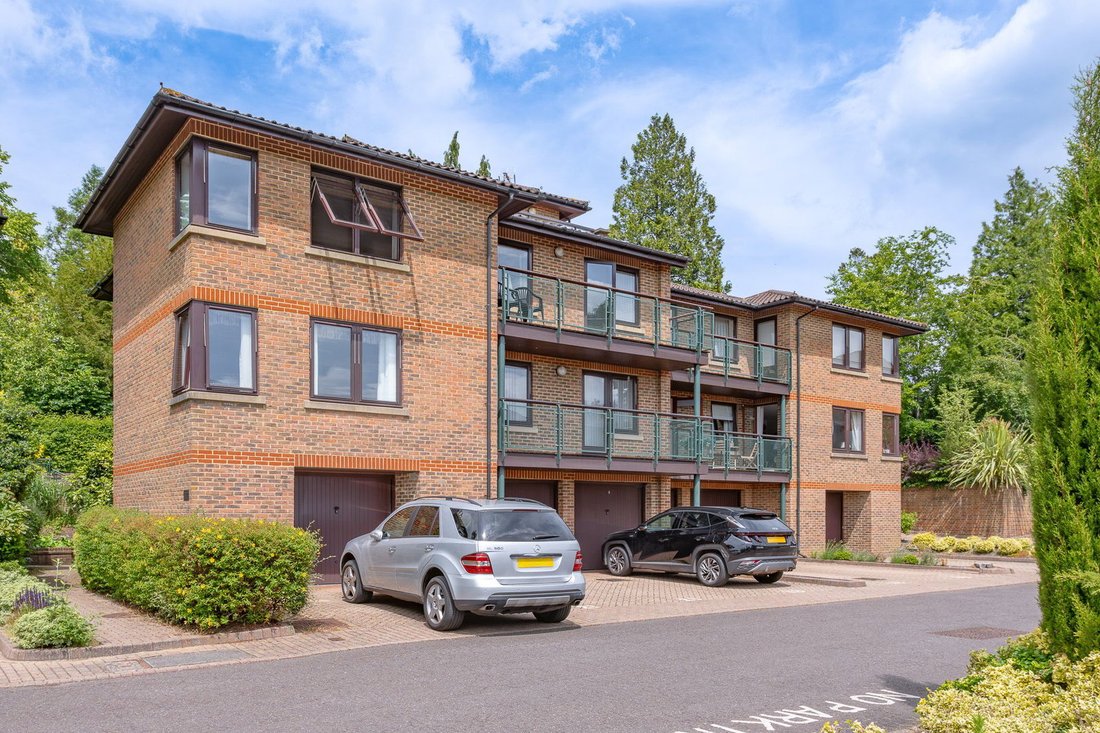 Apartment in Caterham, South Godstone, England 5 - 18124719