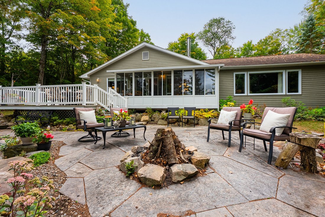 House in Huntsville, Ontario, Canada 3 - 18120465