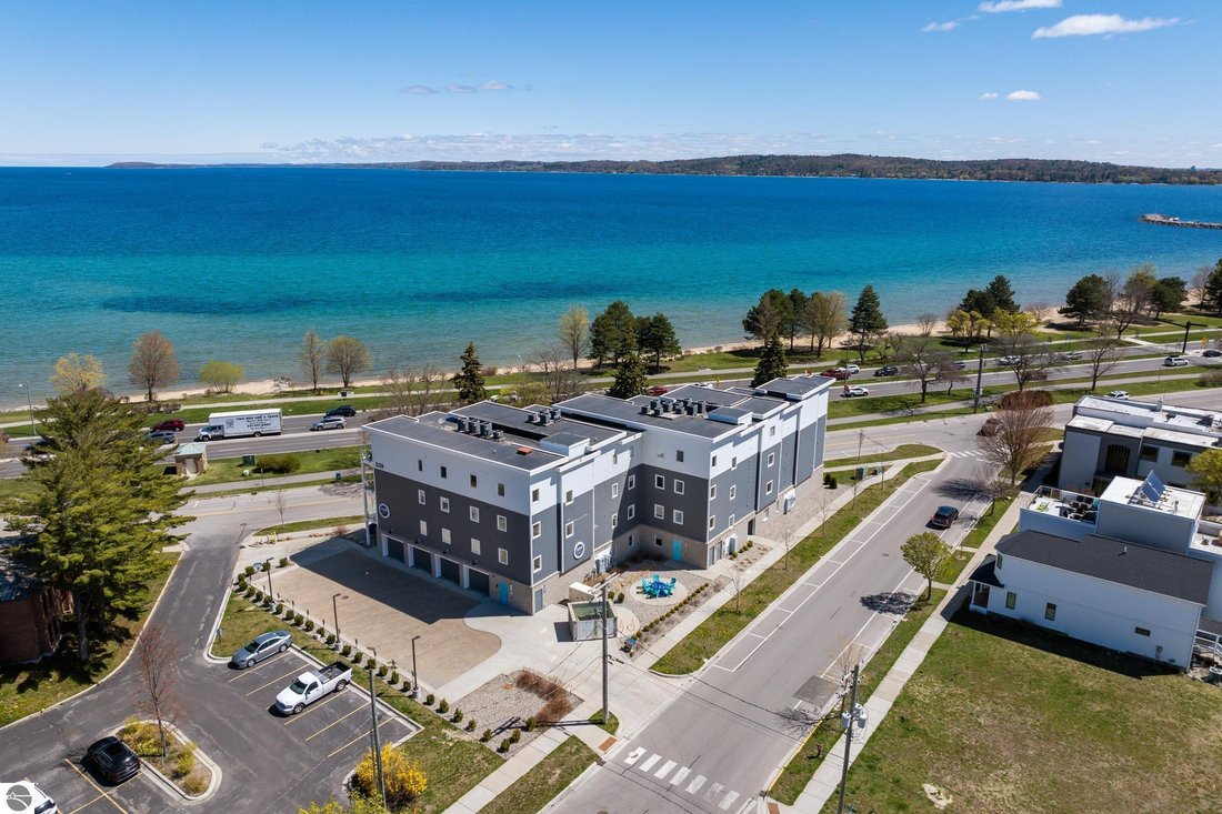 Condo in Garfield Township, Michigan, United States 1 - 18124432