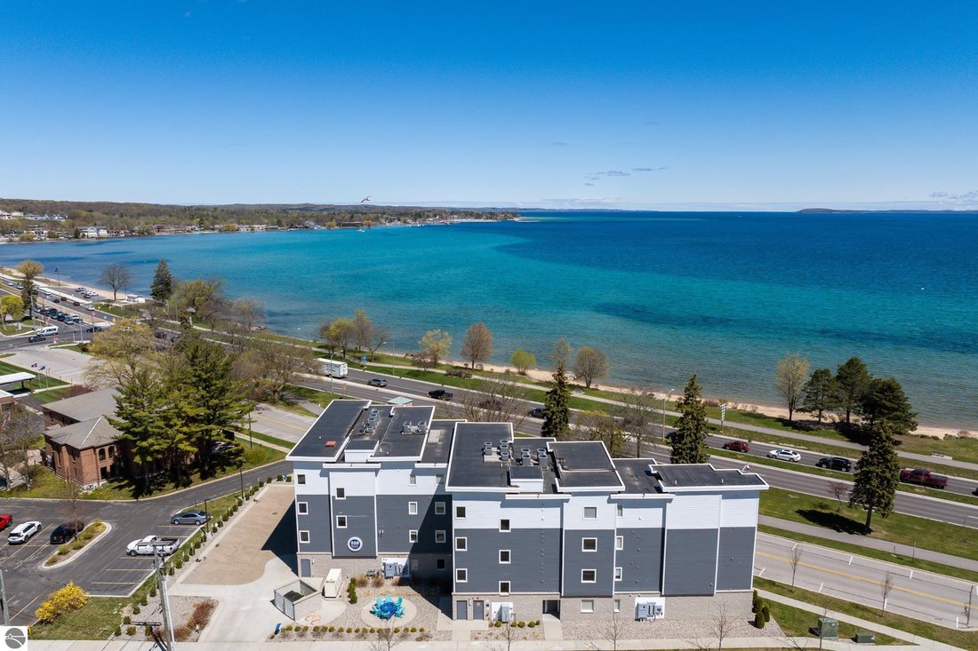 Condo in Garfield Township, Michigan, United States 3 - 18124432