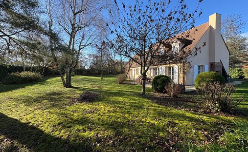 House in Montfort-l'Amaury, Ile-de-France, France 1