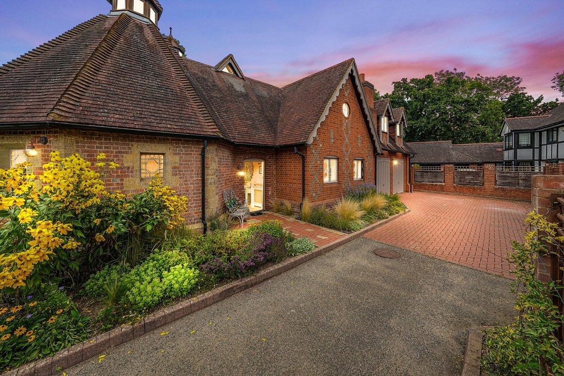 House in Leigh, England 3 - 18124737