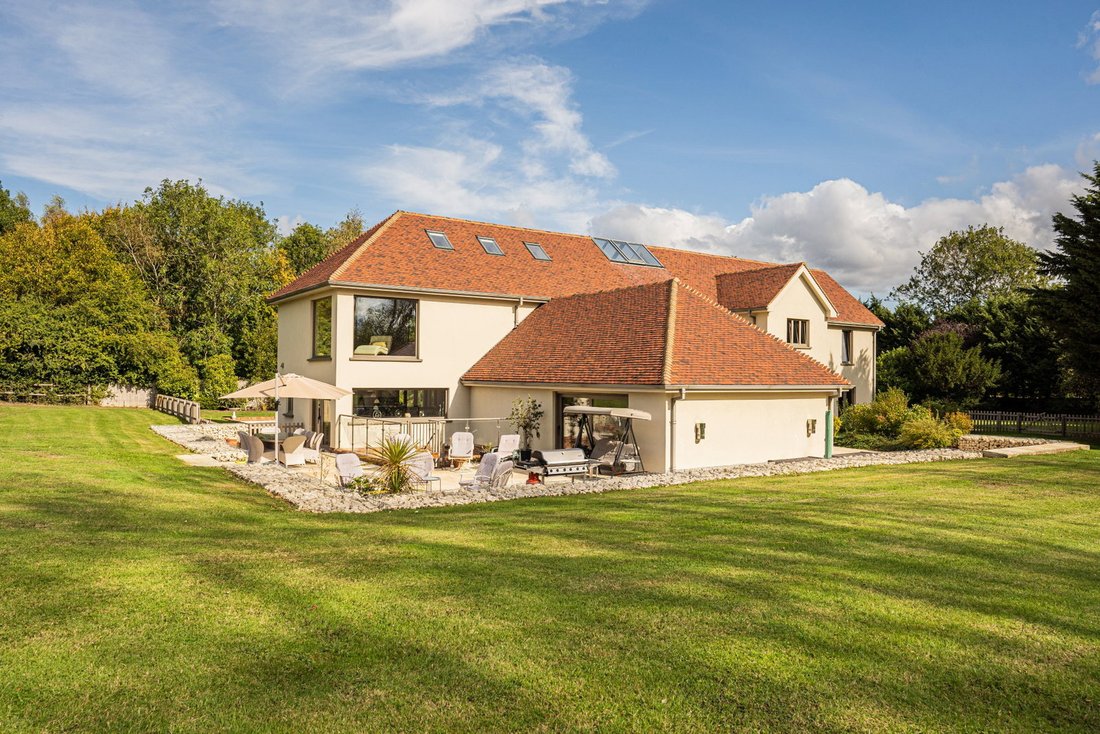 House in Lindsell, England 5 - 18124835