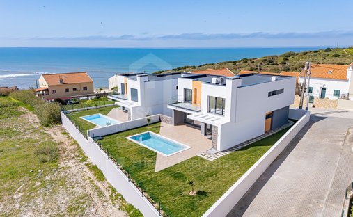 House in Sao Pedro da Cadeira, Lisbon, Portugal 1
