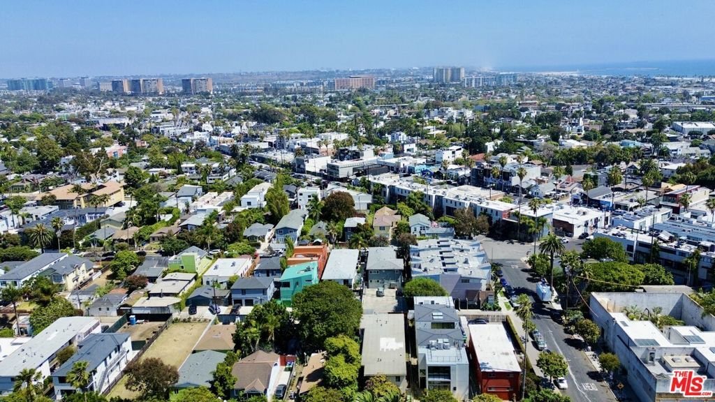 Los Angeles, California, United States 3 - 18122633