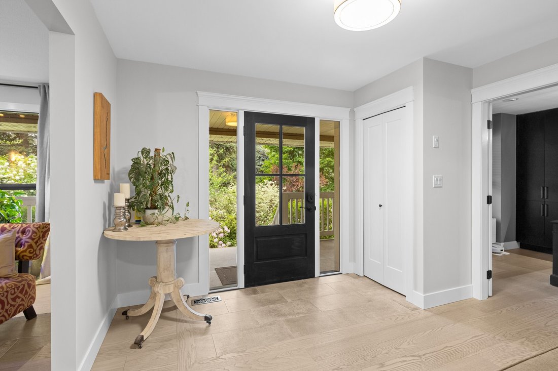 House in Kelowna, British Columbia, Canada 2 - 18123596