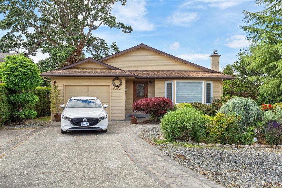 House in Saanich, British Columbia, Canada 2 - 18123638
