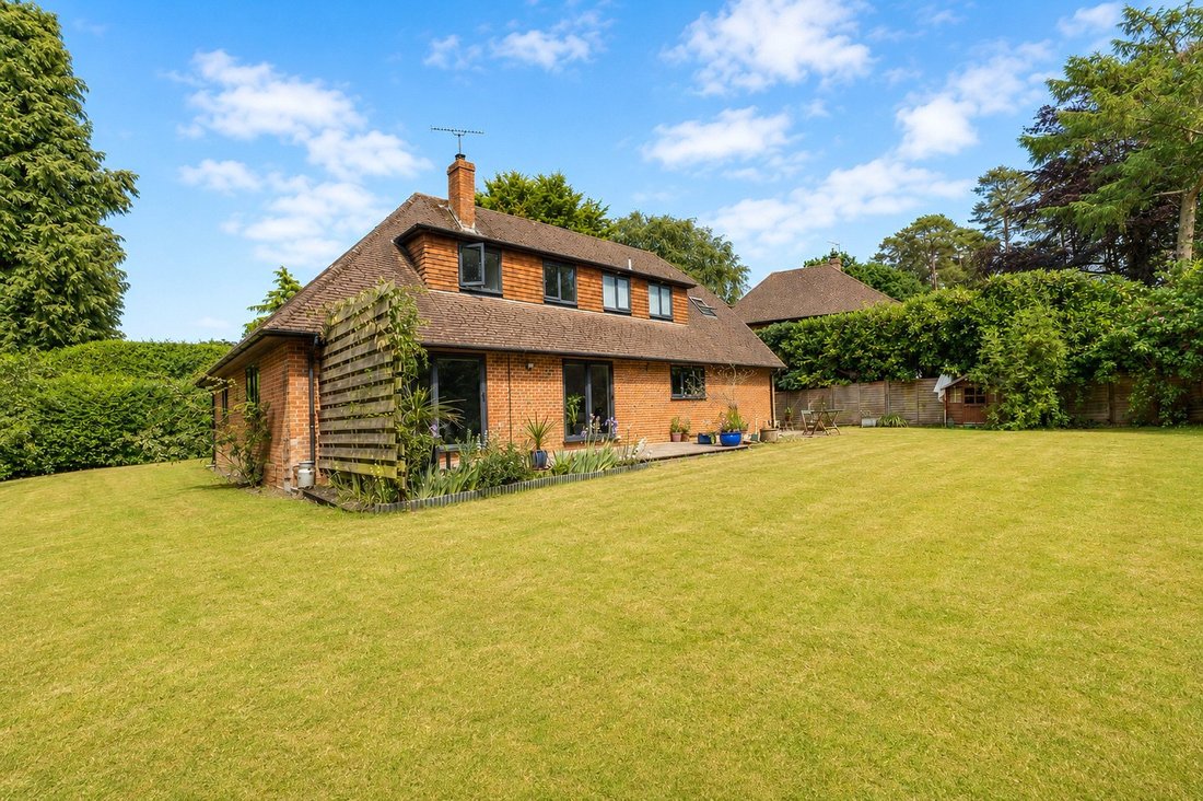 House in Headley Down, England 1 - 16940566
