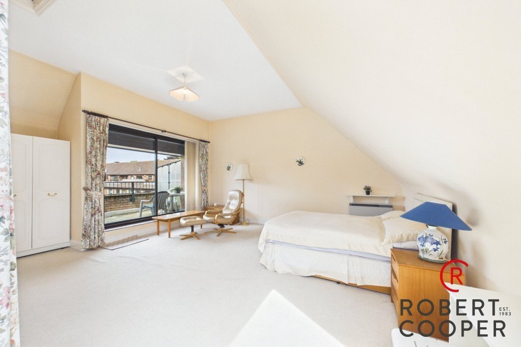 Apartment in Pinnerwood Park, Hillingdon, England 4 - 18124898
