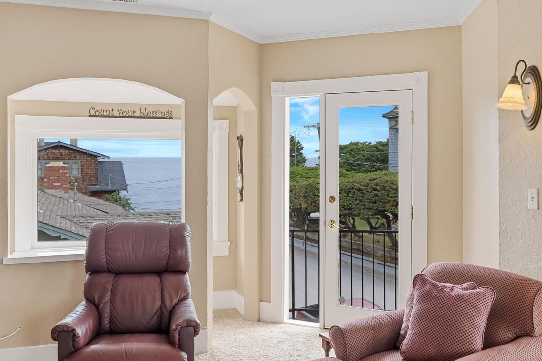 Pacific Grove, California, United States 5 - 18125674