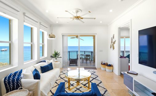 Condo in George Town, George Town, Cayman Islands 1