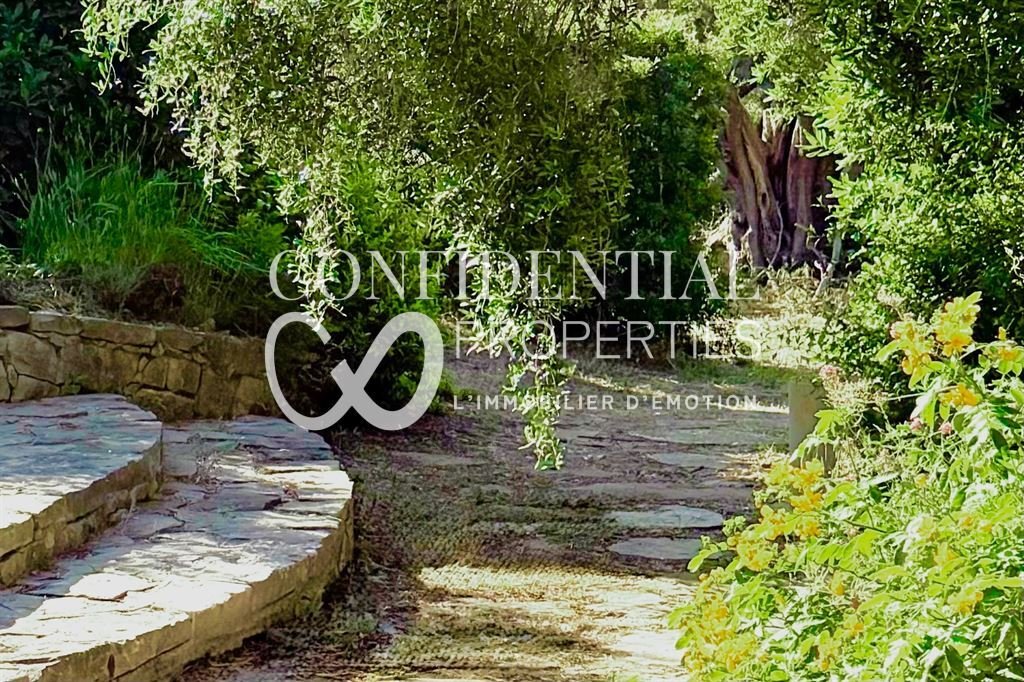 Estate in Callas, Provence-Alpes-Côte d'Azur, France 1 - 18125998