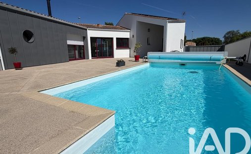 House in Dompierre-sur-Mer, Nouvelle-Aquitaine, France 1